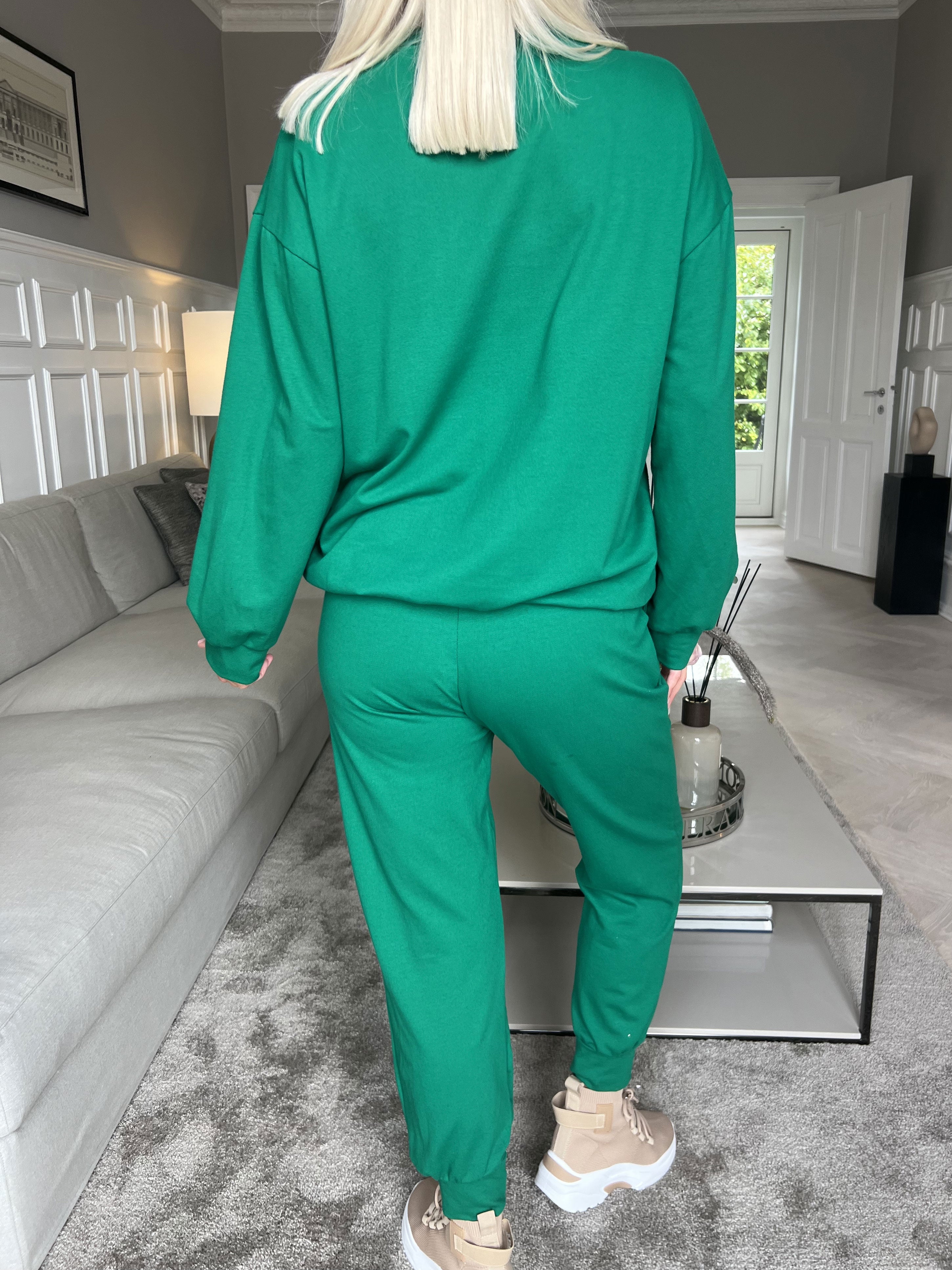 Noelle - Lækkert joggingsæt med skrift over brystet